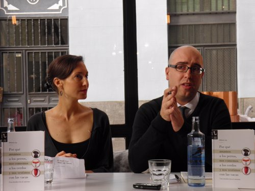 Melanie Joy y el cofundador de Igualdad Animal, Javier Moreno