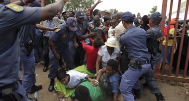 Foto: Decenas de sudafricanos se saltan el cerco policial para despedir a Mandela (THOMAS MUKOYA / REUTERS)
