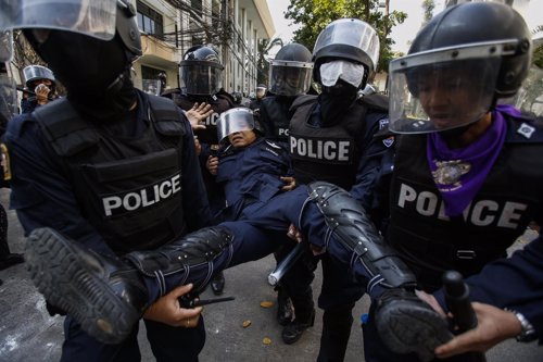 Policías en Tailandia