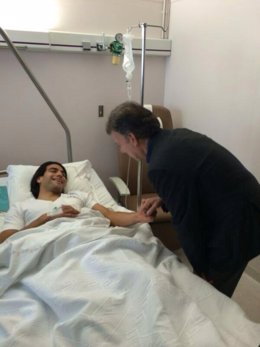 Foto: Santos visita a Falcao en el hospital (@JUANMANSANTOS)