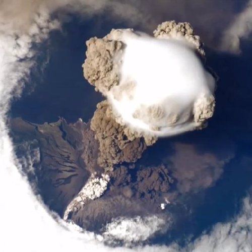 Espectaculares imágenes de un volcán en erupción visto desde el espacio