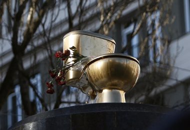 Foto: Los manifestantes de Kiev cambian a Lenin por un retrete dorado (DAVID MDZINARISHVILI / REUTERS)