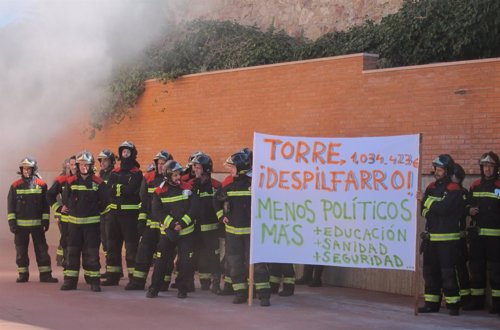 Bomberos durante su protesta en la Torre del Fuego de Salamanca en 2013
