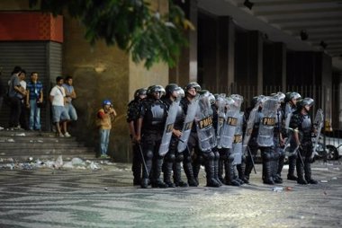 Foto: El cámara herido en las protestas de Río, en coma inducido (AGENCIA BRASIL)
