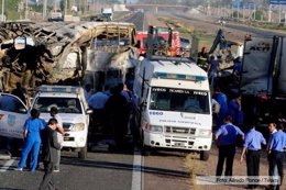 Foto: 19 muertos por el choque entre un autobús y un camión (TÉLAM)