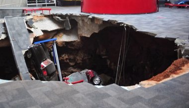 Foto: Ocho vehículos caen por un agujero que se abrió en un museo en Kectucky (NATIONAL CORVETTE MUSEUM)