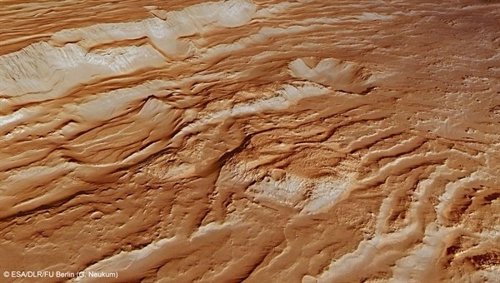 Erosión de agua en roca volcánica de Marte