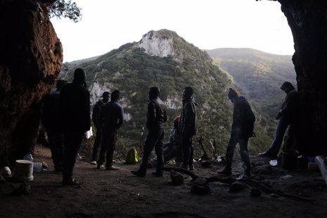 Inmigrantes esperan cerca de Ceuta