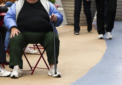 Mujer con sobrepeso . Obesidad