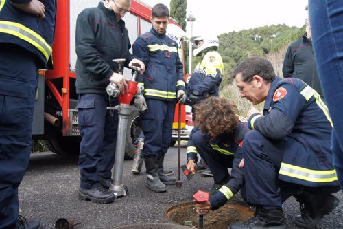 Bomberos de Barcelona y Guardia Urbana revisando un hidrante en Collserola