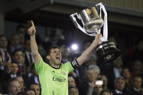 Casillas levanta la Copa del Rey