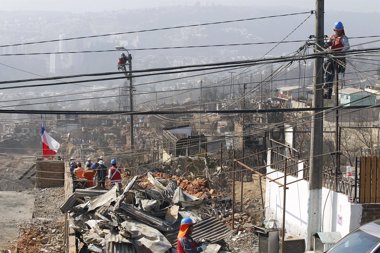 Foto: Más de 11.000 toneladas de escombros por el incendio en Valparaíso (REUTERS)