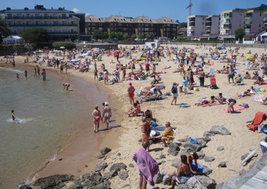 Foto: Arnuero intenta lograr de nuevo la Q de calidad y el certificado medioambiental de las playas (AYUNTAMIENTO DE ARNUERO)