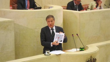Foto: Arasti no despeja dudas sobre Aguayo y reitera que Sniace necesita un cambio de gestión (GOBIERNO DE CANTABRIA)