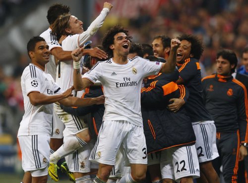 Pepe celebra con todo el equipo el gol de Cristiano Ronaldo