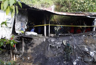 Foto: Tres muertos y 30 desaparecidos por el derrumbe de una mina ilegal (REUTERS)