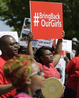 Foto: La Policía nigeriana ofrece una recompensa por información sobre las 200 niñas secuestradas (GARY CAMERON / REUTERS)