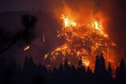 Foto: Incendios en California obligan a 125.000 personas a huir de sus casas (MAX WHITTAKER / REUTERS)