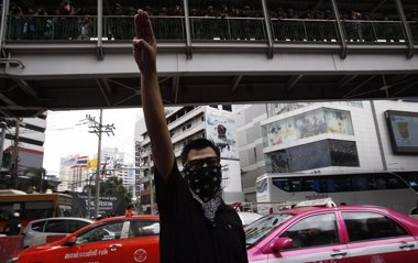 Foto: Tailandia podría prohibir un saludo de protesta inspirado en 'Los Juegos del Hambre' (REUTERS)
