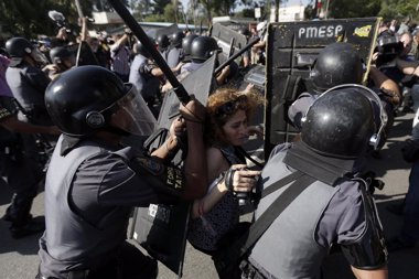 Foto: Catorce detenidos en una nueva jornada de protestas en Brasil (RICARDO MORAES / REUTERS)