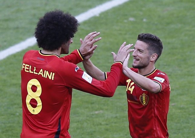Marouane Fellaini y Dries Mertens con Bélgica