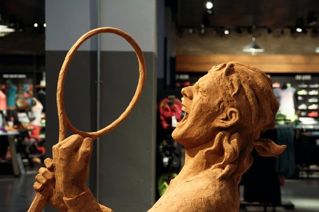 La estatua de Rafa Nadal de tierra batida, expuesta al publico en Barcelona 