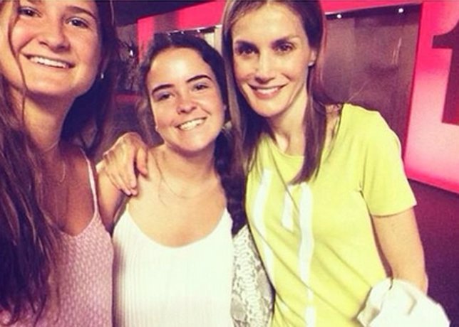 Doña Letizia se hizo un selfie con dos jóvenes en el cine