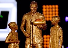 Foto: Beckham y sus hijos se bañan en oro (GETTY)