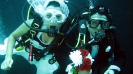 Foto: La primera boda subacuática en un cenote (NOTIMEX)