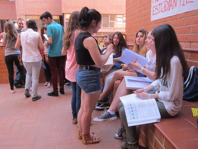 Estudiantes catalanes en las pruebas de Selectividad en la Facultad de Biología