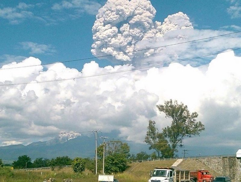 Vigilan volcán de Colima tras explosión que causó una columna de ... - notimerica.com