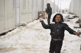 Foto: UNICEF alerta del deterioro de la "situación de desamparo" de los niños desplazados en Irak por el frío (STRINGER IRAQ / REUTERS)