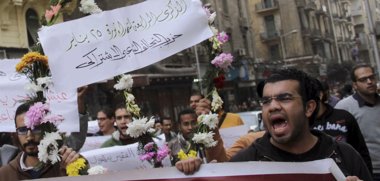 Foto: Una activista egipcia muere en una manifestación en El Cairo por el aniversario de la revuelta popular de 2011 (REUTERS)