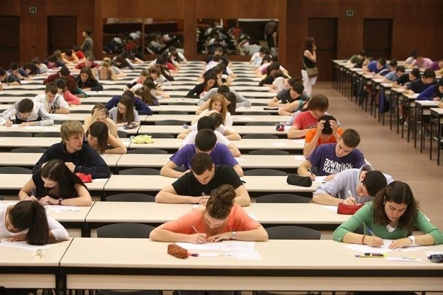 ESTUDIANTES UNIVERSITARIOS