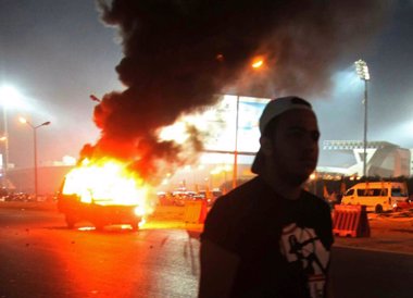 Foto: Asciende a 30 el número de muertos en los enfrentamientos entre aficionados del Zamalek y la Policía (REUTERS)