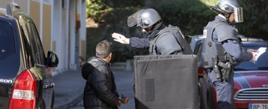 Foto: Varios encapuchados disparan con fusiles de asalto contra el director de Seguridad Pública de Marsella (JEAN-PAUL PELISSIER / REUTERS)