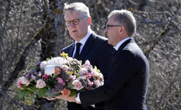 Foto: Los presidentes de Lufthansa y Germanwings acuden al lugar de la tragedia (JEAN-PAUL PELISSIER / REUTERS)