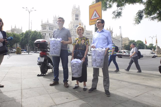 Rosa Díez y Ramón Marcos presentan la campaña Pasa la bola