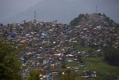 Foto: Las ONG se apoyan en los montañeros nepalíes para hacer llegar su ayuda a las zonas remotas (NAVESH CHITRAKAR / REUTERS)