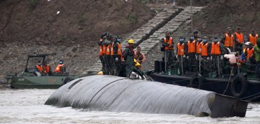 Foto: Asciende a 18 la cifra de muertos y más de 430 personas siguen desaparecidas tras el naufragio en el Yangtsé (REUTERS)