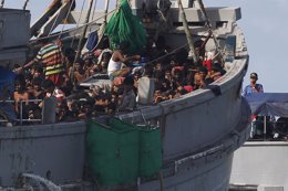 Foto: Birmania lleva a su costa el barco con 700 inmigrantes avistado el viernes (SOE ZEYA TUN / REUTERS)