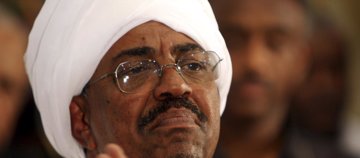 Foto: Perfil: Omar Hasán al Bashir, el primer presidente en el cargo perseguido por el TPI (MOHAMED NURELDIN ABDALLAH / R)