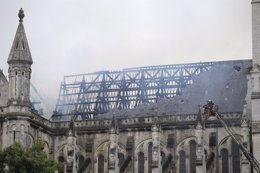 Foto: Espectacular incendio en la basílica de Saint Donatien en Nantes (STEPHANE MAHE / REUTERS)
