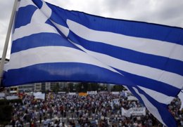 Foto: Miles de griegos salen a la calle para apoyar a Tsipras antes de la cumbre de la UE (YANNIS BEHRAKIS / REUTERS)
