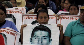 Los padres de los 43 normalistas anuncian un ayuno de 48 horas en el Zócalo de Ciudad de México (CLAUDIA DAUT / REUTERS)