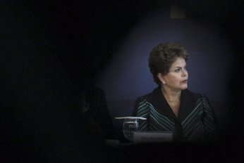 Rousseff recortará otros 6.800 millones de dólares de gasto público (STRINGER BRAZIL / REUTERS)