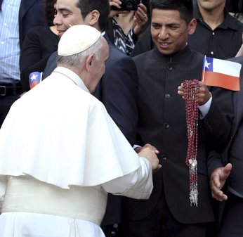 El Papa recibe en El Vaticano a un grupo de los 33 mineros de Chile (STEFANO RELLANDINI / REUTERS)