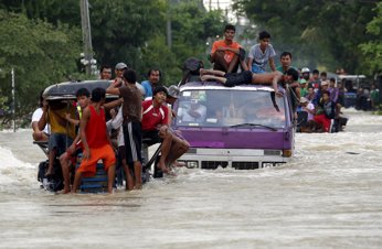 El tifón 'Lando' se debilita tras dejar 58 muertos a su paso por Filipinas (ERIK DE CASTRO / REUTERS)