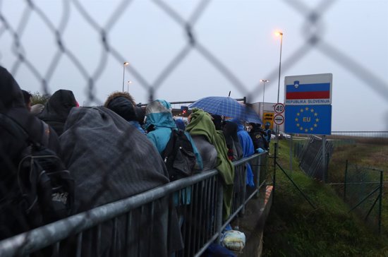 Foto: Eslovenia planea utilizar seguridad privada para controlar el flujo de refugiados (SRDJAN ZIVULOVIC / REUTERS)