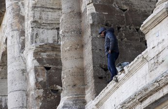 Foto: Un hombre se sube al Coliseo para protestar contra el veto a servicios turísticos (REUTERS)
